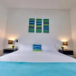 Modern Villa Rutelena +Good location+Pool+AC+Sleeps 12